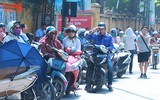 Chờ con thi, bố mẹ đợi trong nắng nóng 37 độ C